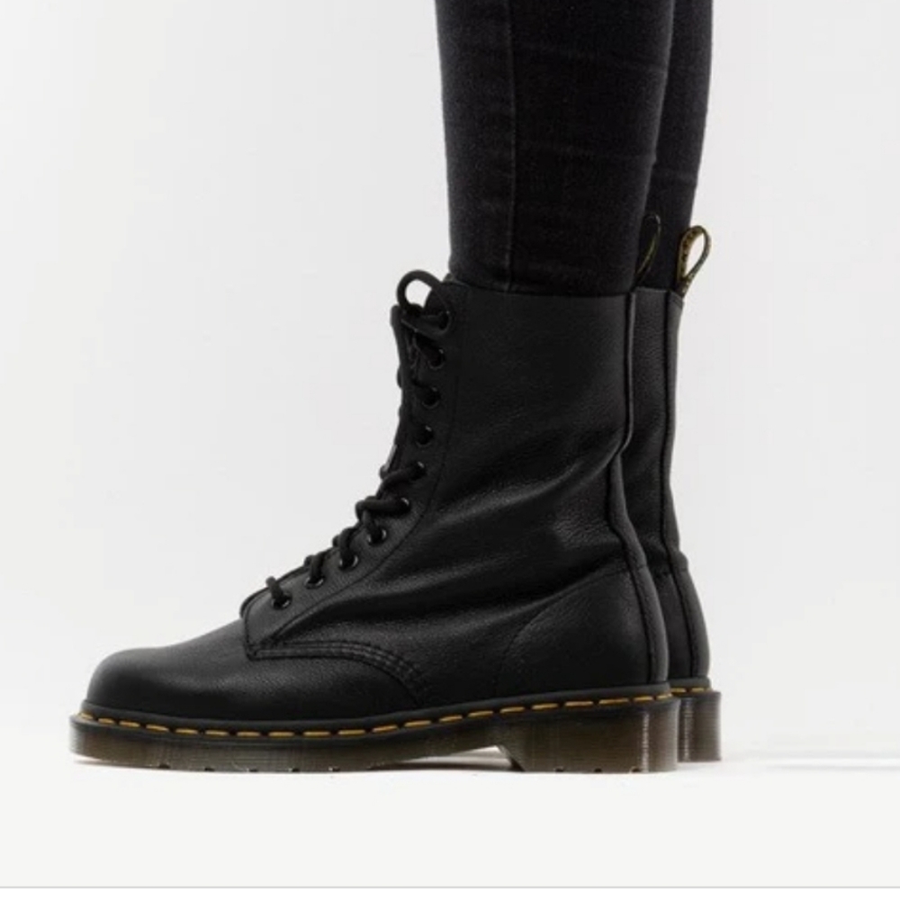 Dr martens virginia pascal. Size 7